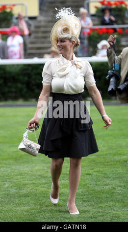 Pferderennen - The Royal Ascot Meeting 2008 - Tag 1 - Ascot Racecourse. Zara Phillips geht aus dem Paradering auf der Ascot Racecourse in Bergshire. Stockfoto