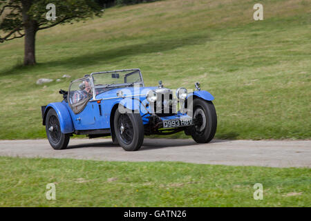 Blue 1290cc Vincent MPH Q993HBV handgefertigte Fahrzeuge, Sportwagen, Bausätze, Replik, Fließheck, Kit Car, Kit Cars, Amateur Car, Repliken bei Vincent MPH Historic Replica Cars, British Built a Historic Replica of 1934 Riley MPH at Leighton Hall, Carnforth, Lancashire, Lakeland Classic Car Rally organized by Mark Woodward Classic Events, Dies ist nur eine von 12 Shows, die an verschiedenen Orten im Land stattfinden und über 400 Oldtimer und Oldtimer zeigen, Stockfoto