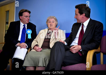 (Von links nach rechts) John Howell, der Kandidat der konservativen Partei für die Nachwahl in Henley-on-Thames, trifft die Patientin Edna Smith (69) mit dem konservativen Führer David Cameron bei einem Besuch der Nettlebed-Operation im Wahlkreis. Stockfoto