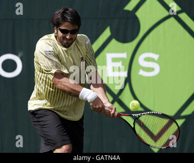 Der serbische Janko Tipsarevic setzt sich während der Boodles Challenge 2008 im Stoke Park Club, Stoke Poges, gegen den britischen Andy Murray durch. Stockfoto