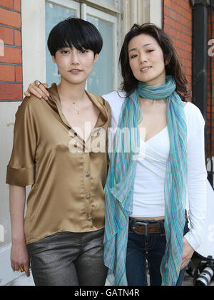 (L-R) Rinko Kikuchi und Gong Li bei einer Fotozelle für den neuen Film Shanghai im Mandarin Oriental Hotel in London. Stockfoto