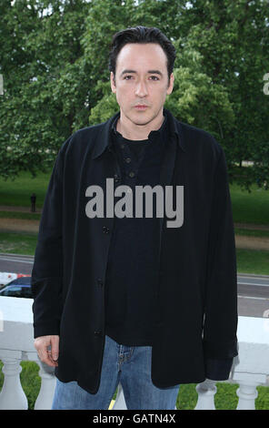 John Cusack ist bei einer Fotoaufnahme für den neuen Film Shanghai im Mandarin Oriental Hotel in London zu sehen. Stockfoto