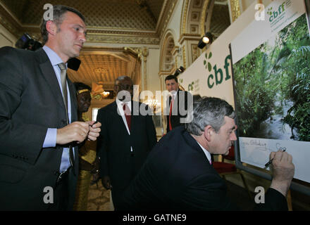 Der norwegische Ministerpräsident Jens Stoltenberg (links) sieht sich als Premierminister an Gordon Brown (rechts) signiert den Congo Basin Forest Fund bei Lancaster House im Zentrum von London Stockfoto