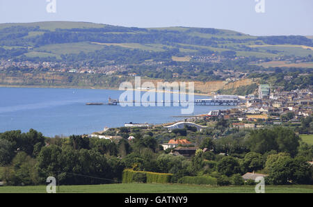 Ein allgemeiner Blick auf Sandown und Sandown Bay auf der Isle of Wight von Culver Down aus gesehen. Stockfoto