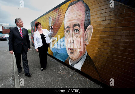 Der erste Minister für Nordirland, Peter Robinson, und die progressive Unionistenpartei Dawn Pavis, MLA, enthüllen offiziell die neue C.S. Lewis-Wandgemälde in der Dee Street, im Osten von Belfast. Stockfoto