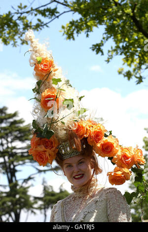 Am Ladies Day auf der Ascot Racecourse in Bekshire steht viel Mode auf dem Spiel. Stockfoto