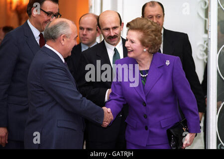 Premierminister Margaret Thatcher (r) trifft den Präsidenten der UdSSR Mikail Gorbatschow (l) Stockfoto