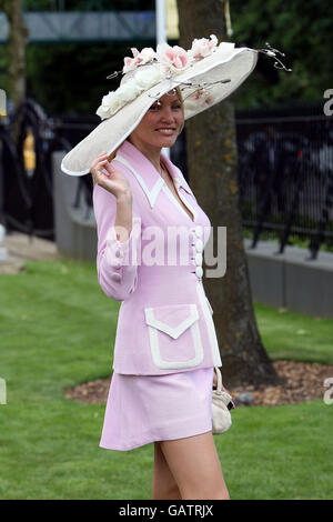 Pferderennen - The Royal Ascot Meeting 2008 - Tag Drei - Ascot Racecourse. Am Ladies Day auf der Ascot Racecourse in Bekshire steht viel Mode auf dem Spiel. Stockfoto