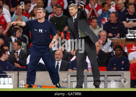 Arsenals Manager Arsene Wenger und sein Trainer Pat Rice schreien Bestellungen aufgeben Stockfoto