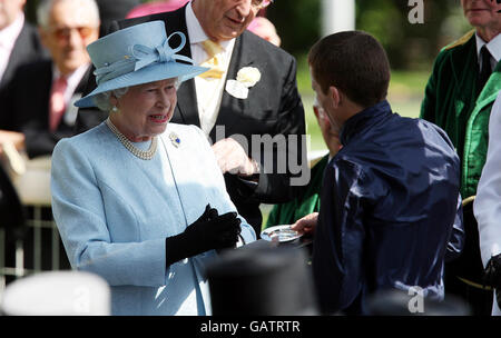 Die britische Königin Elizabeth II. Überreicht Johnny Murtagh seine Trophäe, nachdem Yeats beim Ladies Day auf der Ascot Racecourse in Bekshire den Gold Cup gewonnen hat. Stockfoto