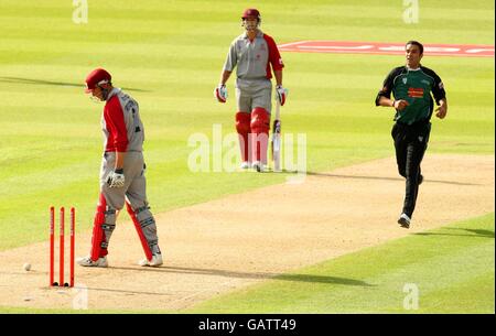 Cricket - Twenty20 Cup 2008 - Midlands/West/Wales Division - Worcestershire Royals / Somerset Sabres - New Road. Marcus Trescothic von Somerset Sabers blickt auf sein gefallenes Wicket, während Kabir Ali von Worcestershire Royals gefeiert wird Stockfoto