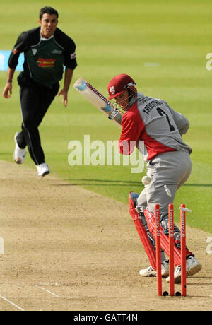 Somerset-Eröffnungssieger Marcus Trescodick wird während des Twenty20-Cup-Spiels im County Ground, New Road, Worcester für 11 Läufe von Kabir Ali aus Worcestershire gewirtet. Stockfoto