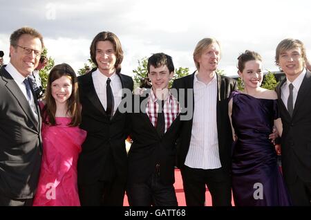 (Von links nach rechts) Mark Johnson, Georgie Henly, Ben Barnes, Skandar Keynes, Andrew Adamson, Anna Popplewell und William Moseley kommen zur Vorführung von The Chronicles of Narnia: Prince Caspian in der O2 Arena in London. Stockfoto