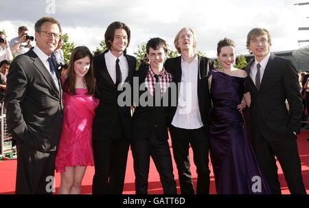 (Von links nach rechts) Mark Johnson, Georgie Henly, Ben Barnes, Skandar Keynes, Andrew Adamson, Anna Popplewell und William Moseley kommen zur Vorführung von The Chronicles of Narnia: Prince Caspian in der O2 Arena in London. Stockfoto