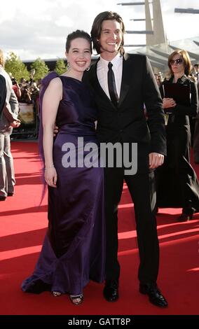 Ben Barnes und Anna Popplewell kommen zur Vorführung von The Chronicles of Narnia: Prince Caspian in der O2 Arena in London. Stockfoto