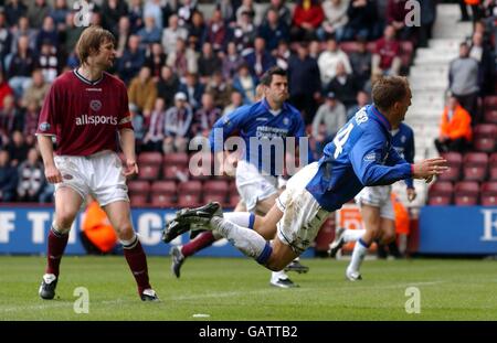 Fußball - Bank of Scotland Premier League - Herz von Midlothian gegen Rangers. Ronald De Boer von den Rangers steht im ersten Tor an der Spitze Stockfoto