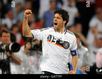 Fußball - UEFA-Europameisterschaft 2008 - Viertelfinale - Portugal gegen Deutschland - St. Jakob-Park. Der deutsche Michael Ballack feiert den dritten Treffer seiner Spielpartner Stockfoto