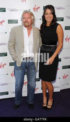 Richard Branson mit der Roland Garros-Gewinnerin Ana Ivanovic, die zur Pre-Wimbledon-Party in den Kensington Roof Gardens im Westen Londons eintrifft. Stockfoto