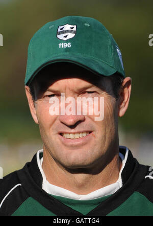 Graeme Hick von Worcestershire Royals trägt die Kappe, die ihm während der Pause gegen Somerset Sabres präsentiert wurde, auf der die Nummer 1196 seiner rekordbrechenden Auftritte während des Twenty20 Cup-Spiels im County Ground, New Road, Worcester, aufgedruckt ist. Stockfoto