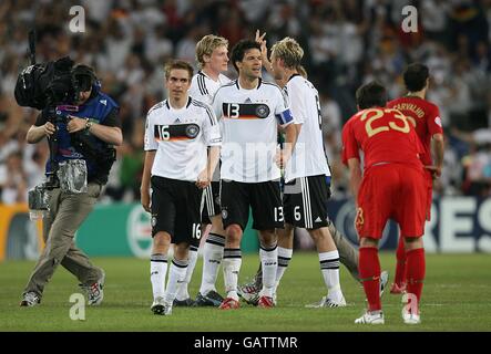 Fußball - UEFA-Europameisterschaft 2008 - Viertelfinale - Portugal gegen Deutschland - St. Jakob-Park. Deutschlands Kapitän Michael Ballack (c) feiert nach dem letzten Pfiff, als Portugal niedergeschlagen steht Stockfoto