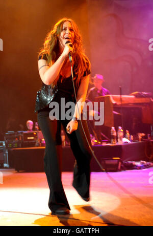 Alanis Morissette in einem Konzert an der Brixton Academy im Süden Londons. Stockfoto