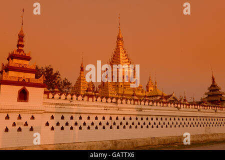 die Yadana Man Aung Pagode in der Stadt Nyaungshwe auf dem Inle-See in der Shan-Staat im Osten von Myanmar in Südostasien. Stockfoto