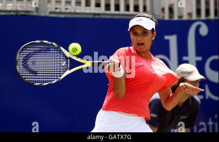 Die indische Sania Mirza gibt einen Ball von Marina Erakovic aus Neuseeland während des DFS Classic im Edgbaston Priory Club in Warwickshire zurück. Stockfoto