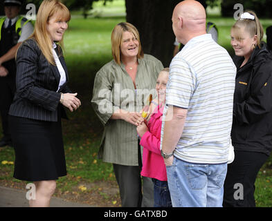 Die Herzogin von York trifft Tonia und Mick Sargerson und ihre Familie heute in Hull, während sie ein Schulpicknick im East Park in der Stadt besucht. Stockfoto