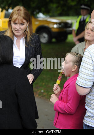 Die Herzogin von York wird heute mit Sonia und Mick Sargerson und ihrer jüngsten Tochter Olly in Hull vereint, während sie ein Schulpicknick im East Park in der Stadt besucht. Stockfoto