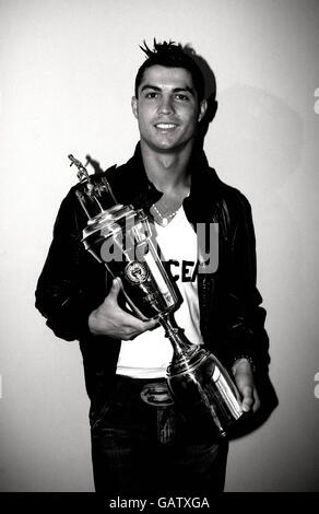 Fußball - PFA Player of the Year Awards 2008 - Grosvenor House Hotel. Cristiano Ronaldo von Manchester United mit dem Players Player of the Year Award Stockfoto