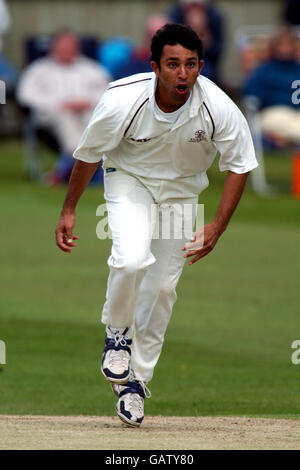 Cricket - Cheltenham & Gloucester Trophy - Dritte Runde - Staffordshire / Surrey. Azhar Mahmood, Surrey CCC Stockfoto