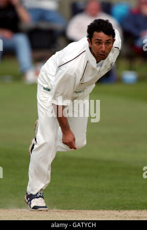 Cricket - Cheltenham & Gloucester Trophy - Dritte Runde - Staffordshire / Surrey. Azhar Mahmood, Surrey CCC Stockfoto