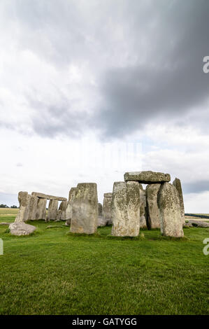 Stonehenge einen bewölkten Tag in der Dämmerung. Stonehenge ist eine prähistorische Monument aus einen Ring von stehenden Steinen Stockfoto