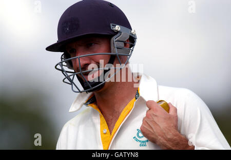 Cricket - Cheltenham & Gloucester Trophy - Dritte Runde - Staffordshire / Surrey. Kim Barnett, Staffordshire Stockfoto