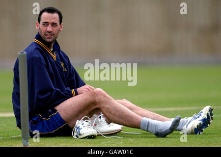 Cricket - Cheltenham & Gloucester Trophy - Dritte Runde - Staffordshire / Surrey. Martin Bichnell, Surrey CCC Stockfoto