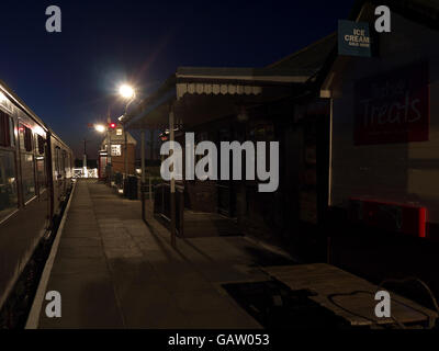 Ludborough Station auf der Lincs Wolds Bahn in der Nacht Stockfoto