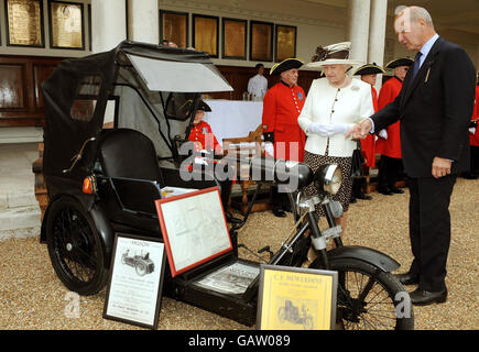 Die britische Königin Elizabeth II. Wird heute Nachmittag im Royal Hospital in Chelsea West London von Lord Sterling ein altes Behindertenauto gezeigt. Stockfoto