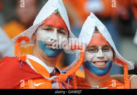 Fußball - UEFA-Europameisterschaft 2008 - Gruppe C - Holland gegen Frankreich - Stade de Suisse. Holland-Fans genießen die Atmosphäre vor dem Start Stockfoto