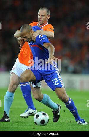 Der französische Thierry Henry wird von Andrew Ooijer aus Holland zurückgehalten Während sie um den Ball kämpfen Stockfoto