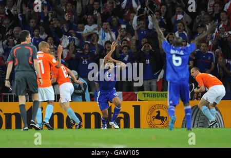 Fußball - UEFA-Europameisterschaft 2008 - Gruppe C - Holland gegen Frankreich - Stade de Suisse. Der französische Thierry Henry (c) appelliert an Handball Stockfoto