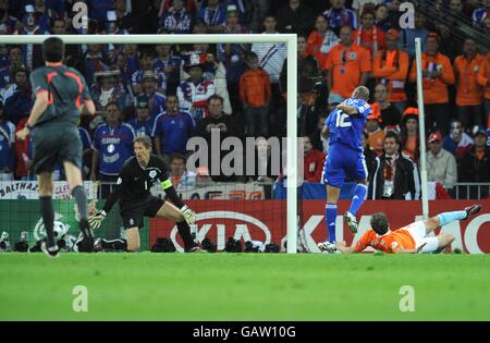 Fußball - UEFA-Europameisterschaft 2008 - Gruppe C - Holland gegen Frankreich - Stade de Suisse. Frankreichs Thierry Henry punktet Stockfoto