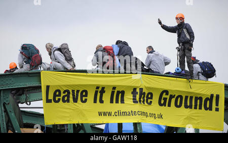 Demonstranten in einem Zug, der Kohle zum Drax-Kraftwerk in North Yorkshire transportiert, nachdem sie ihn südlich von Drax angehalten hatten. Stockfoto