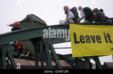 Zug von Klima-Demonstranten gestoppt Stockfoto