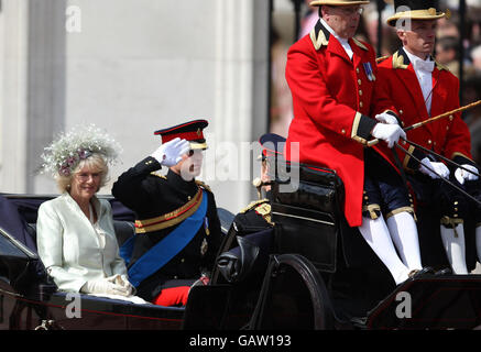 Die Herzogin von Cornwall und Prinz William verlassen den Buckingham Palace im Zentrum Londons auf ihrem Weg zum alljährlichen Trooping the Color. Stockfoto