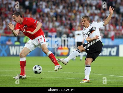 Fußball - UEFA-Europameisterschaft 2008 - Gruppe B - Österreich - Deutschland - Ernst Happel-Stadion. Der deutsche Lukas Podolski (r) fordert den österreichischen Martin Hiden (l) für den Ball heraus Stockfoto