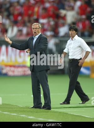 Österreichs Coach Josef Hickersberger und Deutschlands Coach Joachim Low ON Die Touchline Stockfoto