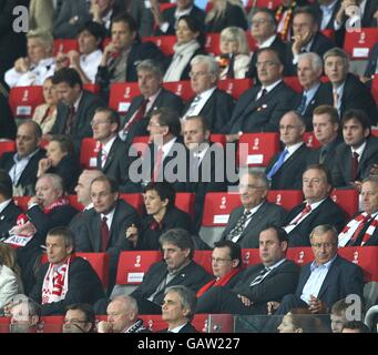 Fußball - UEFA-Europameisterschaft 2008 - Gruppe B - Österreich - Deutschland - Ernst Happel-Stadion. Deutschlands Trainer Joachim Low (oben links) und Österreichs Manager Josef Hickersberger (unten rechts) auf der Tribüne Stockfoto