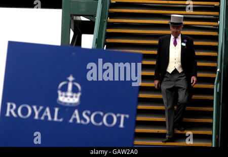 Pferderennen - The Royal Ascot Meeting 2008 - Tag 1 - Ascot Racecourse. Rennfahrer am ersten Tag auf der Ascot Racecourse, Bekshire. Stockfoto