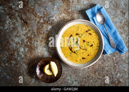 Rote Linsensuppe mit Zitrone auf der Seite Stockfoto