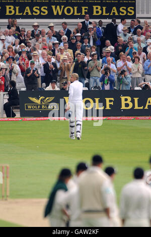 Cricket - Drittes Npower-Testspiel - Tag zwei - England gegen Neuseeland - Trent Bridge. Der englische Stuart Broad verlässt das Spielfeld, nachdem er sein Wicket verloren hat Stockfoto